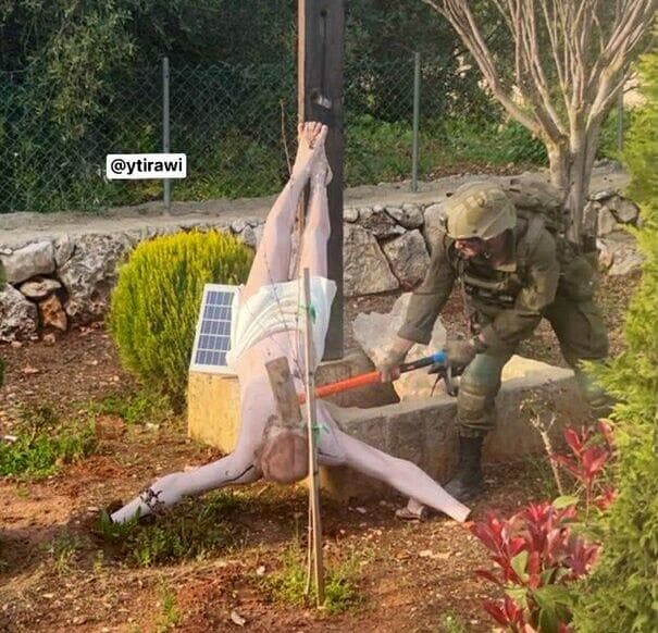 חייל צה"ל מרסק ראש של דמותו של ישו