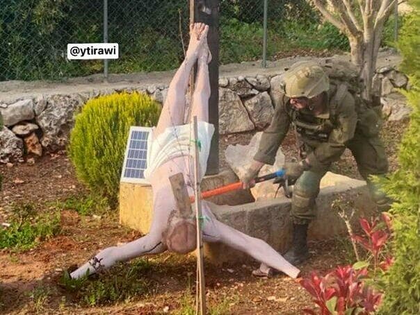 חייל צה"ל מרסק ראש של דמותו של ישו