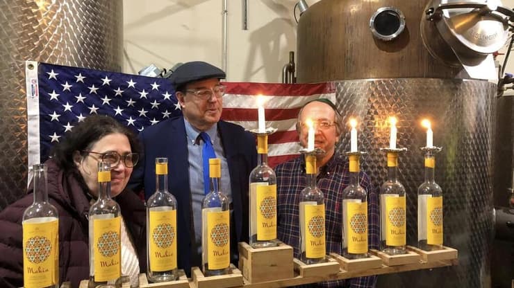  הנחמיאסים באירוע חנוכה במזקקה שלהם