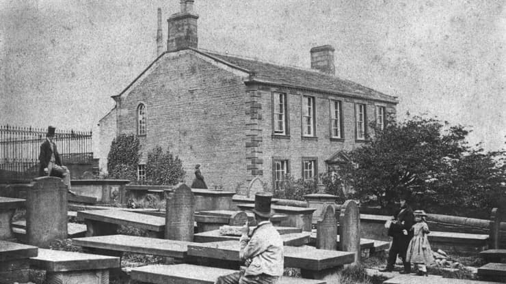 בית משפחת ברונטה הנשקף מבית הקברות בהאוורת' שביורקשייר 