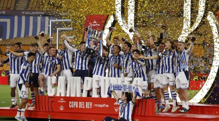 שחקני ריאל סוסיאדד מניפים את גביע המלך