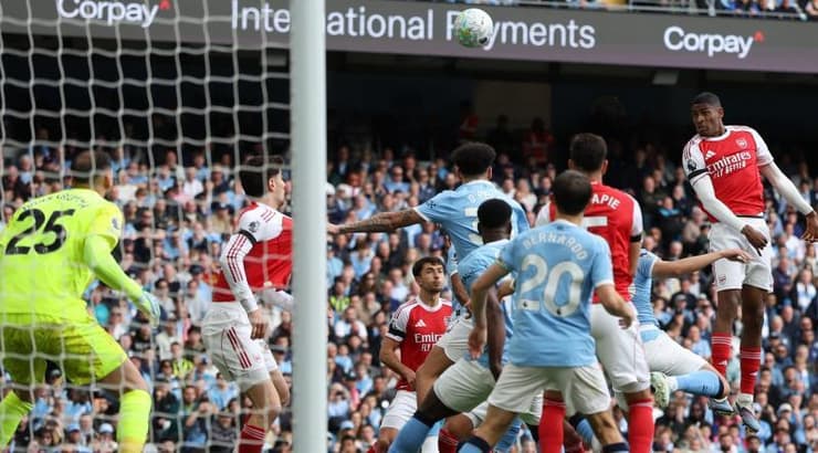 כריסטיאן מוסקרה מאיים בנגיחה