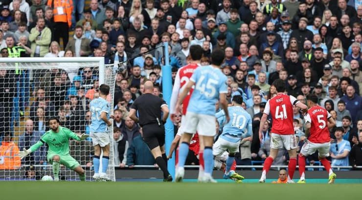 שחקני ארסנל צופים בכדור נכנס לרשת