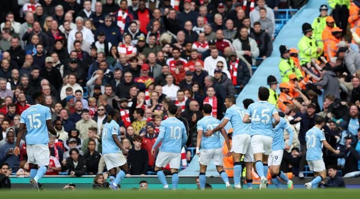 שחקני מנצ'סטר סיטי חוגגים בשער היתרון