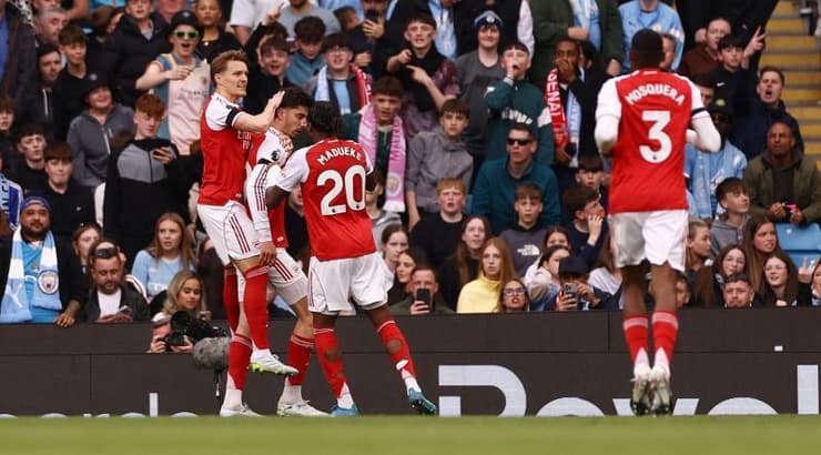 שחקני ארסנל מברכים את קאי האברץ אחרי השוויון המהיר