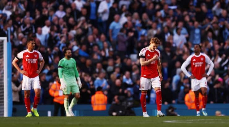 שחקני ארסנל עם פנים נפולות. יצליחו להגיב גם הפעם?