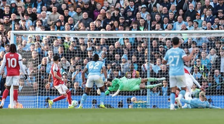 ארלינג הולאנד מכניע את דויד ראיה