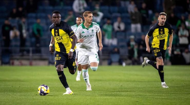 בוריס אינו עם הכדור