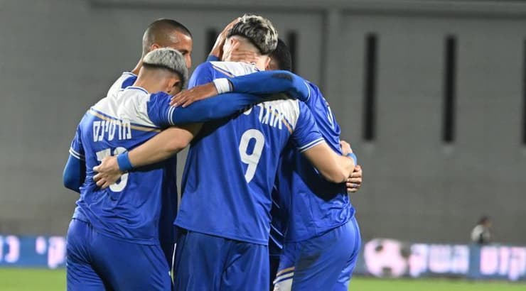 שחקני קריית שמונה חוגגים