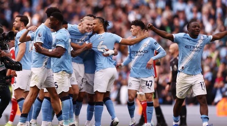 שחקני מנצ'סטר סיטי חוגגים. הכל תלוי בהם
