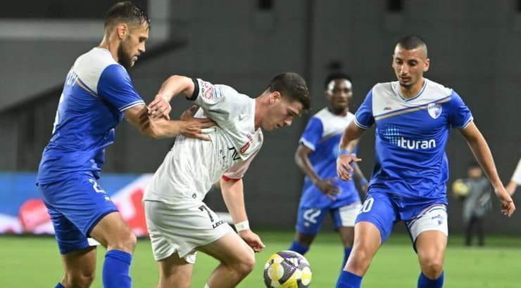 אוהד אלמגור מנסה להשתחרר