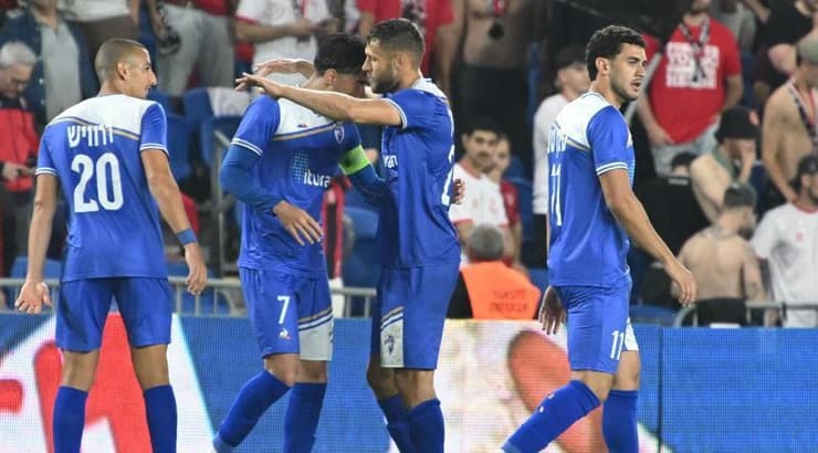 שחקני קריית שמונה חוגגים