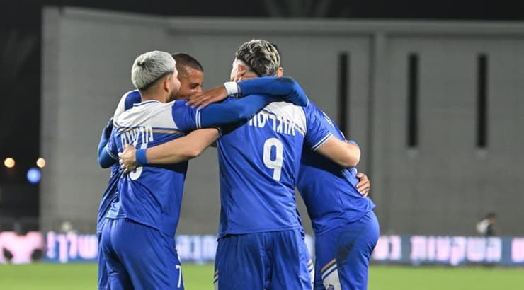 שחקני קריית שמונה חוגגים