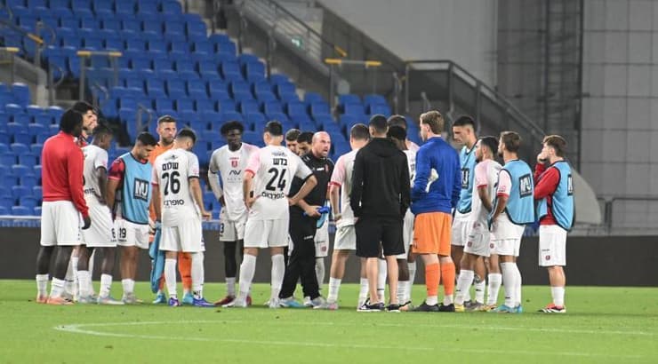 שחקני הפועל ירושלים מאוכזבים בסיום