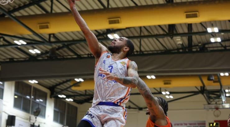 טרל בראון עולה לסל