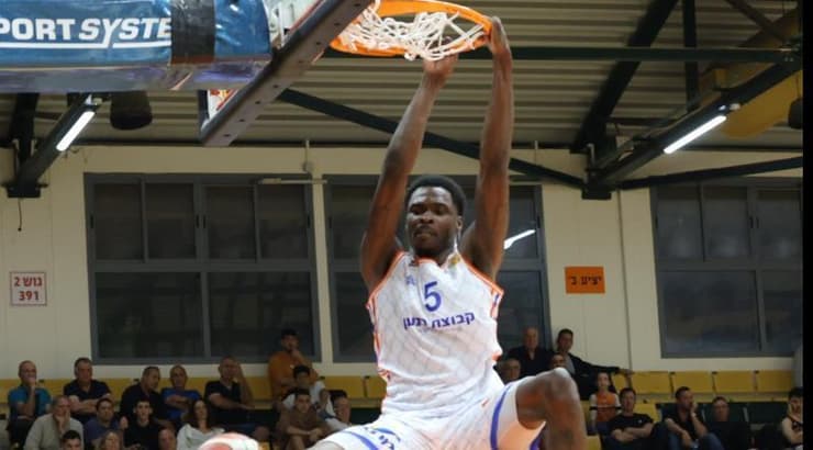 ווסלי האריס מסיים בדאנק