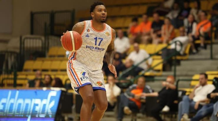 טרבור לייסי עם הכדור