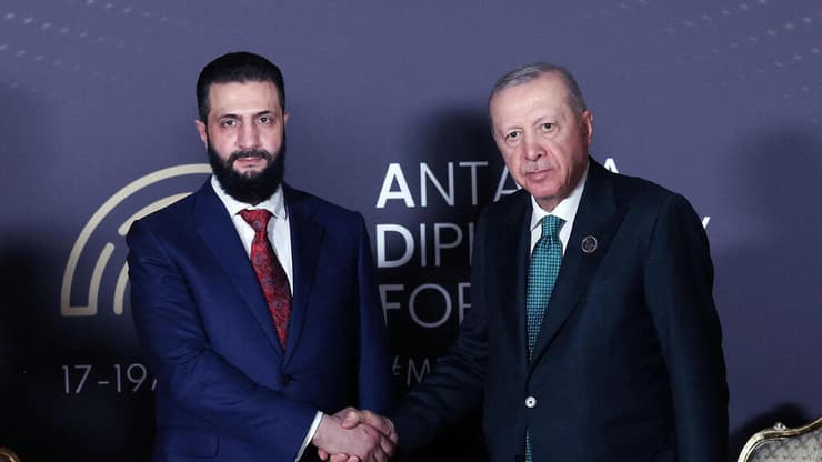 ארדואן ונשיא סוריה א-שרע (צילום: AFP PHOTO / TURKISH PRESIDENTIAL PRESS SERVICE / HANDOUT) ארכיון 17.4 נשיא סוריה אחמד א שרע עם נשיא טורקיה רג'פ טאיפ ארדואן ב אנטליה