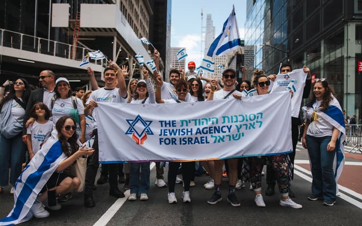 שליחים של הסוכנות היהודית במצעד התמיכה בישראל שמתקיים בניו יורק