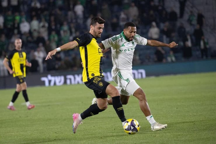 שחקן בית"ר ירושלים ירדן שועה מול שחקן מכבי חיפה קנג'י גורה