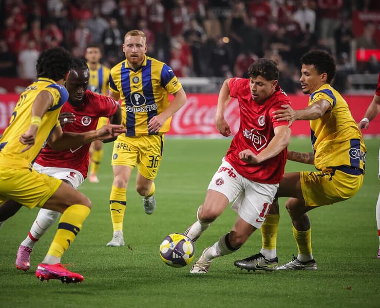 שחקן הפועל ת"א סתיו טוריאל מול שחקן מכבי ת"א הייטור