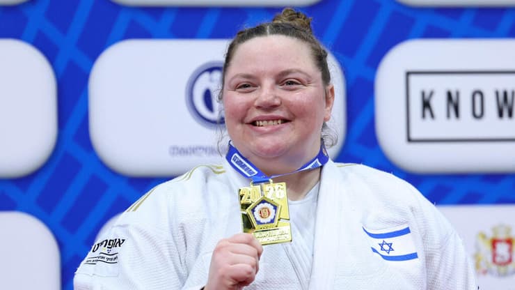 הג'ודוקא הישראלית רז הרשקו עם מדליית הזהב באליפות אירופה