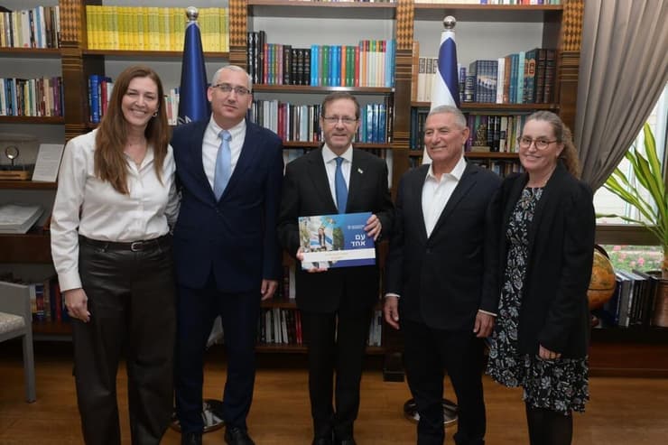‏בכירי הסוכנות היהודית מגישים את הדו״ח לנשיא המדינה, יצחק הרצוג (באמצע) מימין סמנכ״לית אימפקט שלי קידר, יו״ר הסוכנות היהודית אלוף (מיל) דורון אלמוג. משמאל לנשיא: המנכ"ל יהודה סטון וסמנכ"לית שיווק ותקשורת, פיאנה דרנג