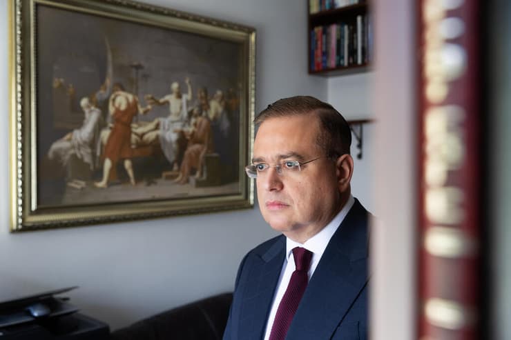 רובין. מאחור: העתק ממוסגר מהציור "מותו של סוקרטס" של הצייר הצרפתי ז'אק-לואי דויד