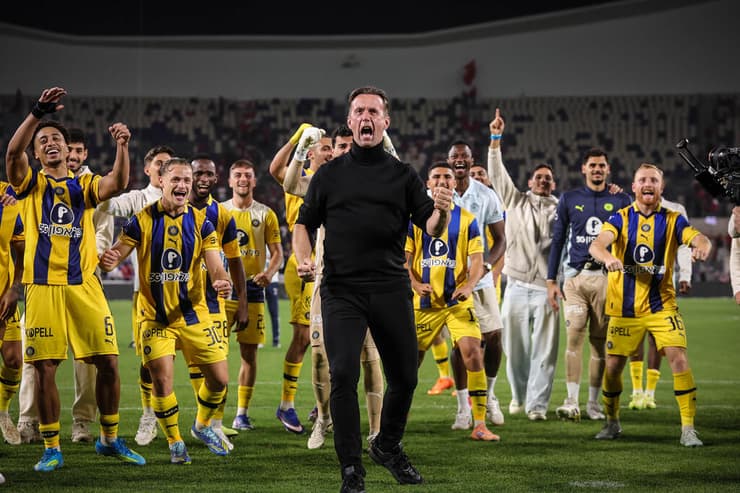 מאמן מכבי ת"א רוני דיילה חוגג