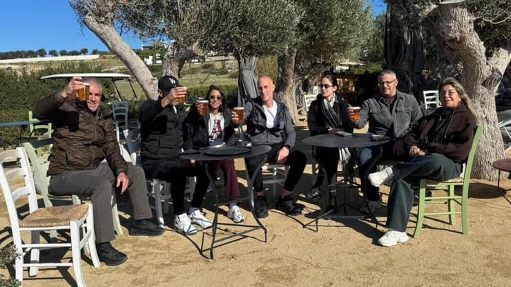 "בזכותם אנחנו חיים". ההורים השכולים ב"פטיו של נאור", אצל צילה סיבוני במושב גילת   