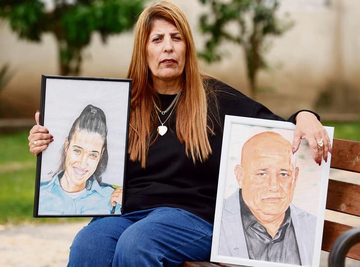 איילה שקורי עם תמונות בעלה ובתה. "יודעת שהם איתי"