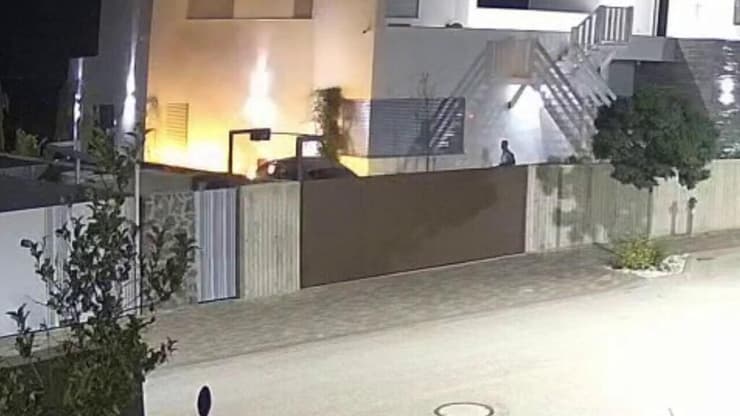 הצתת רכב בראש פינה כחלק מדרישה של עבריינים לתשלום פרוטקשן (צילום: שימוש לפי סעיף 27א' בחוק זכויות יוצרים) תיעוד מהצתת הרכב בראש פינה