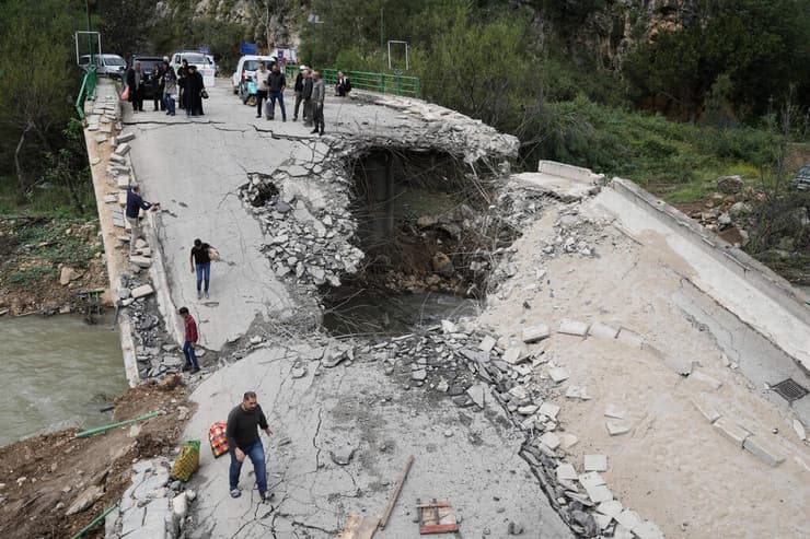 גשר הרוס בדרום לבנון
