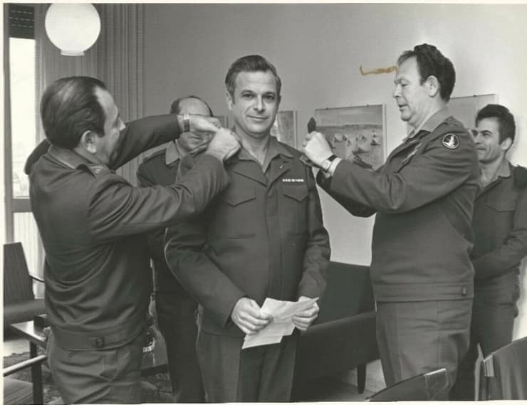 הוביל חדשנות טכנולוגית בחיל התותחנים ובצבא כולו, וקיבל את פרס ביטחון ישראל על מיזם שפרטיו עדיין סודיים | הר-אבן מקבל דרגת אלוף משנה מהרמטכ"ל מרדכי (מוטה) גור