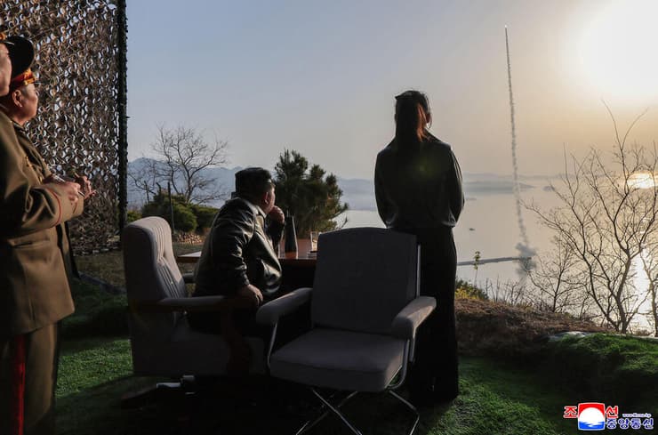 שליט צפון קוריאה קים ג'ונג און מפקח יחד עם בתו ג'ו אאה על ניסוי שיגור טיל בליסטי