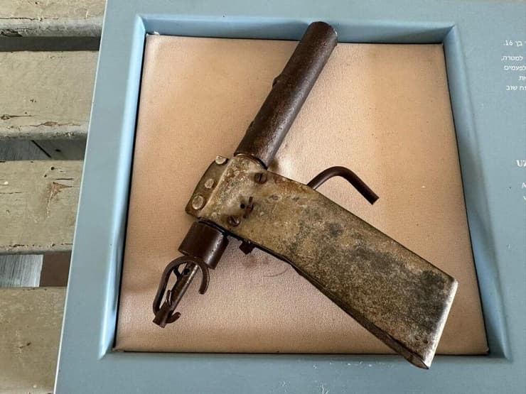 הנשק המאולתר שבנה עוזי אהרוני, ואיתו יצא למשימות הגנה על העמק