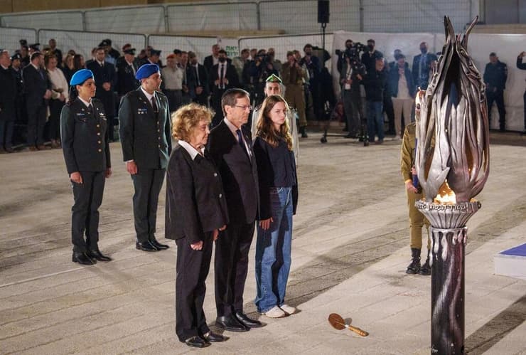 נשיא המדינה יצחק הרצוג בטקס הדלקת נר זיכרון ברחבת הכותל המערבי