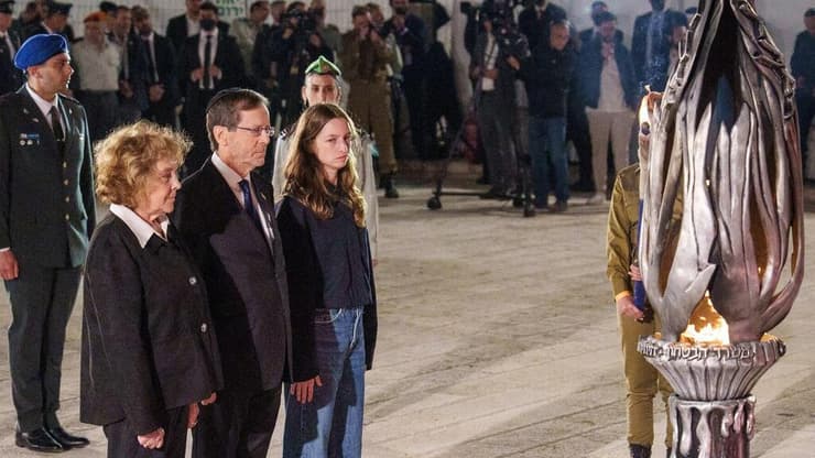 נשיא המדינה יצחק הרצוג בטקס הדלקת נר זיכרון ברחבת הכותל המערבי