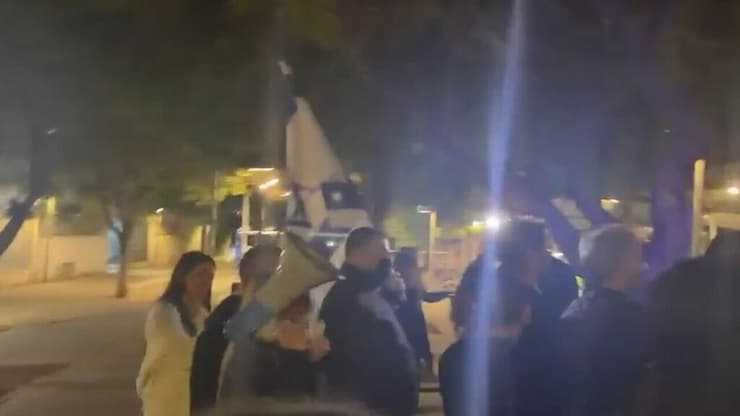 מרדכי דוד, שפי פז ופעילי ימין נוספים פרצו במחאה להקרנת טקס הזיכרון הישראלי-פלסטיני בבית שפירא בתל אביב