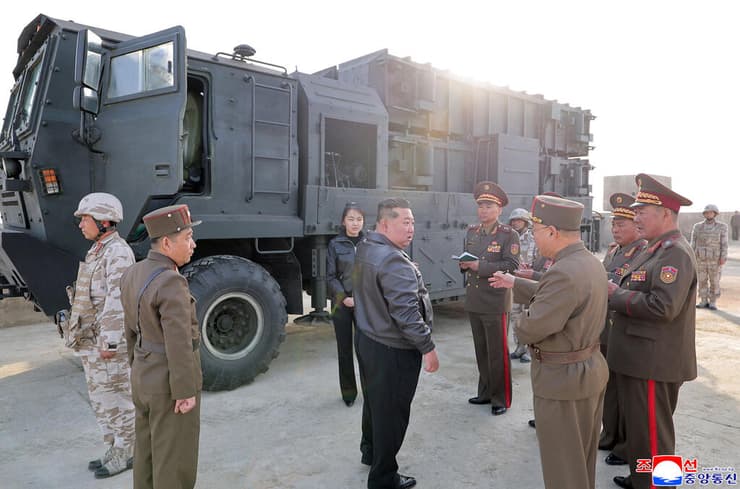 שליט צפון קוריאה קים ג'ונג און מפקח יחד עם בתו ג'ו אאה על ניסוי שיגור טיל בליסטי