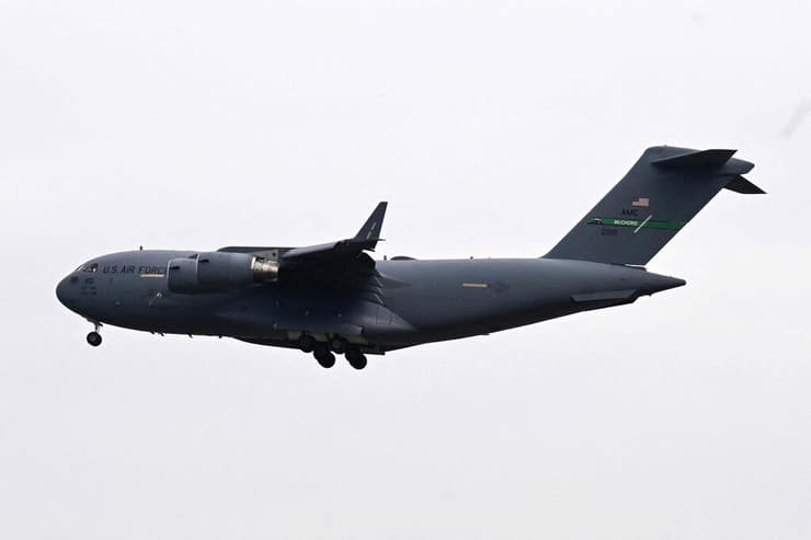 מטוס בואינג C-17 גלובמאסטר III של צבא ארה"ב נוחת בבסיס נור חאן בקפיסטן