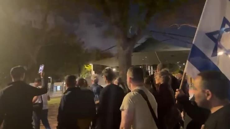 מרדכי דוד, שפי פז ופעילי ימין נוספים פרצו במחאה להקרנת טקס הזיכרון הישראלי-פלסטיני בבית שפירא בתל אביב