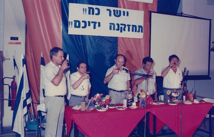 הוביל את פיתוח טיל השיגור של הלוויינים הישראלים, לצד פרויקטים נוספים. הר-אבן (משמאל) באירוע של מפעל מלמ לחגיגות סיום פרויקט שעדיין אסור בפרסום 