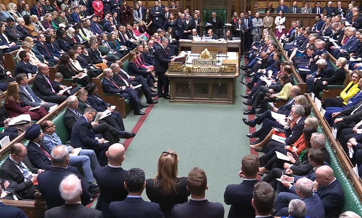 קיר סטרמר ראש ממשלת בריטניה מדבר ב פרלמנט ב לונדון