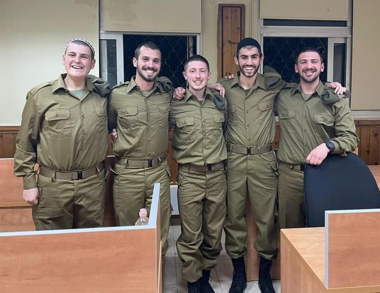 בנג'י בראון וחבריו מהפלוגה (מימין לשמאל): דוד הרמן, אייבי גולדברגר, בנג'י בראון, נוח גרינבלט ועזי קראם