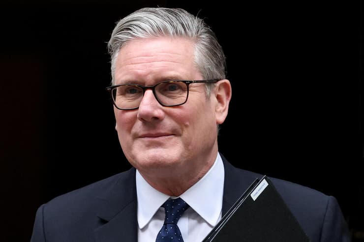 קיר סטרמר ראש ממשלת בריטניה יוצא מ דאונינג 10 לונדון