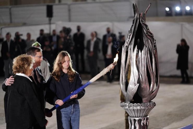 נשיא המדינה יצחק הרצוג בטקס הדלקת נר זיכרון ברחבת הכותל המערבי