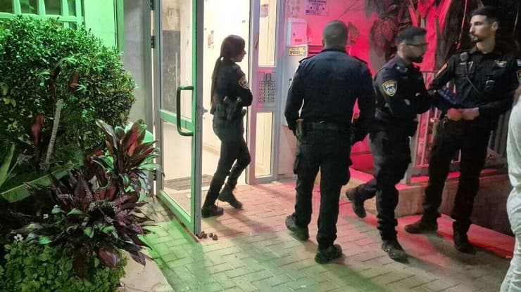 שוטרים בזירת רצח בבאר שבע. "אחרי שעיכבתי חשוד, לא רוצה להגיע איתו לתחנה" (צילום: הרצל יוסף) זירת הרצח בבאר שבע