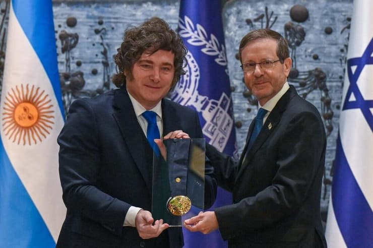 נשיא המדינה העניק לנשיא ארגנטינה את ״עיטור הנשיא״ כהוקרה על פועלו למען מדינת ישראל