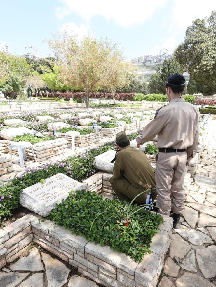 חיילים בבית העלמין בחיפה יום הזיכרון 2026